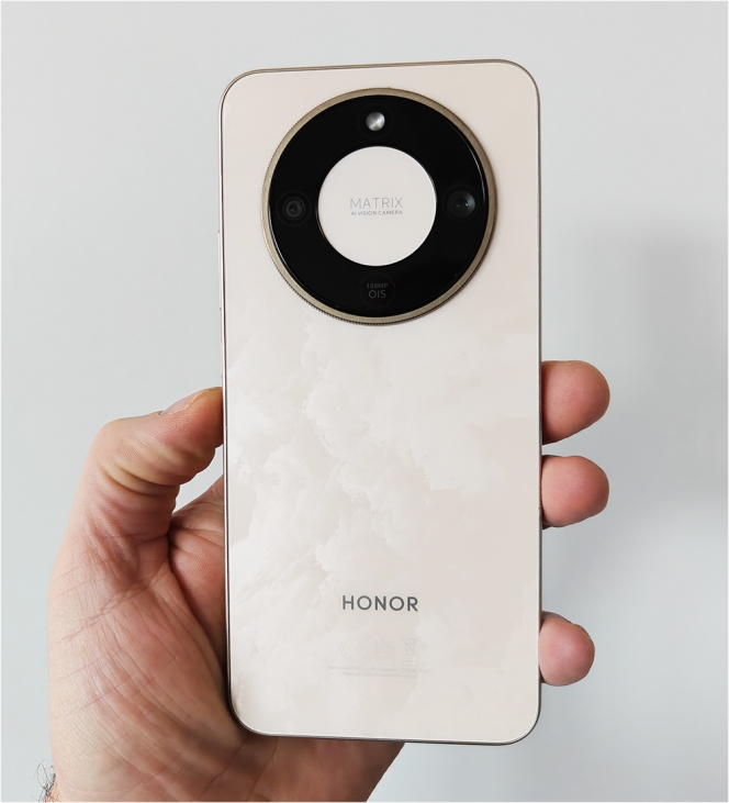 Un dos « marbré » original, tout comme l’îlot de capteurs photo