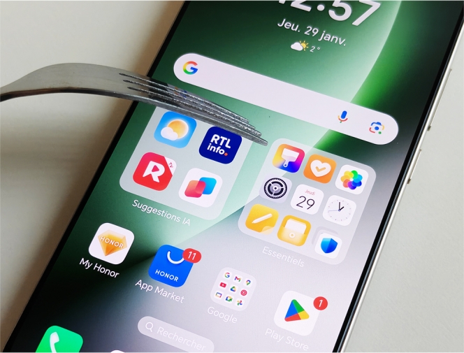 Au test de la fourchette, l’écran est sorti avec un petit impact