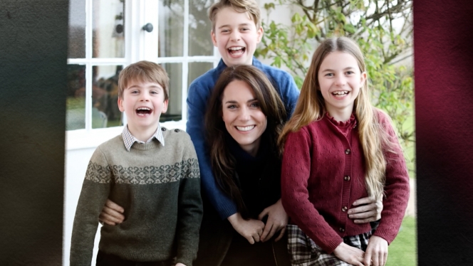 WD PLACE ROYALE KATE ET WILLIAM.00_08_30_10.Still001.jpg