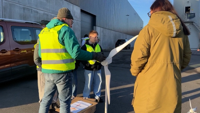 Les élèves sont invités à déambuler de stand en stand pour en apprendre plus sur l’éolienne.