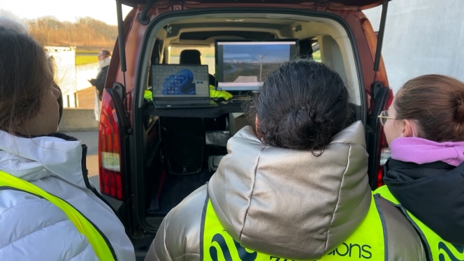 Les élèves sont invités à déambuler de stand en stand pour en apprendre plus sur l’éolienne.