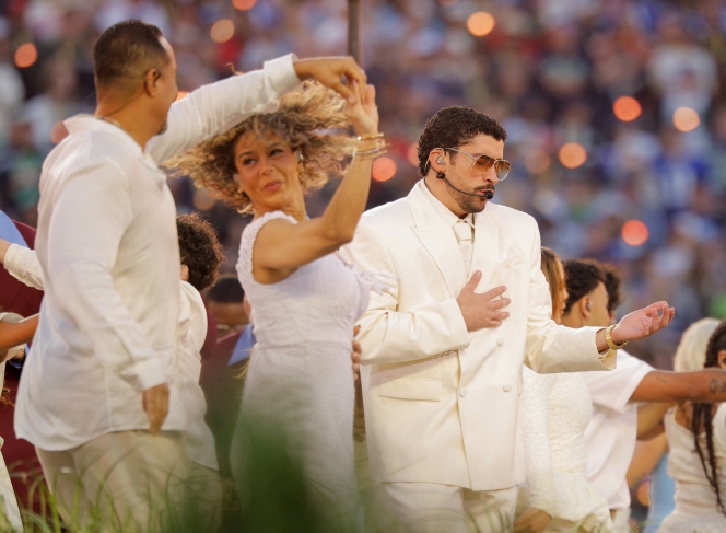 2026-02-09T020817Z_2107204601_UP1EM2905XRA9_RTRMADP_3_FOOTBALL-NFL-SUPERBOWL-HALFTIME