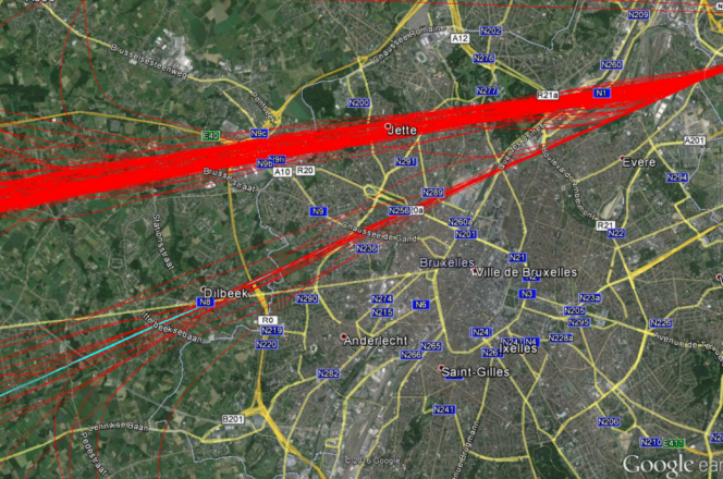 Le tracé de la route VOR (approche courbe), en haut. La route RNP (approche continue, guidage GPS), mise en place et favorisée depuis les travaux de juillet 2025 à l’aéroport de Brussels Airport, en bas.