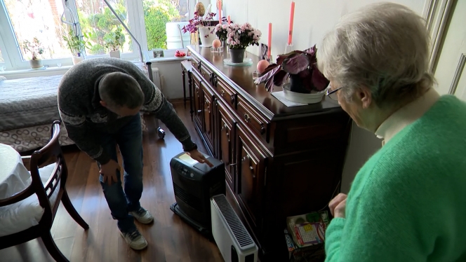 Grâce à un chauffage d’appoint prêté par son voisin, le salon de Maggy a atteint les 18 degrés.