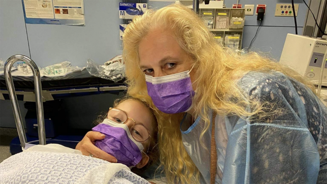 Alessia et sa maman à l'hôpital.png