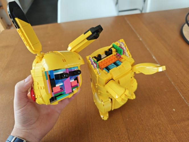 Un tas de pièces de couleur invisible constitue le corps de Pikachu, et lui donne son petit poids…