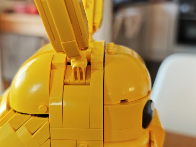 Les oreilles sont assez solides et peuvent être orientées facilement, mais ce n’est pas le cas de la queue, par exemple