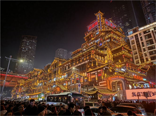 Les lumières magiques de Hongyadong attirent de nombreux touristes à Chongqing, la plus grande ville du monde