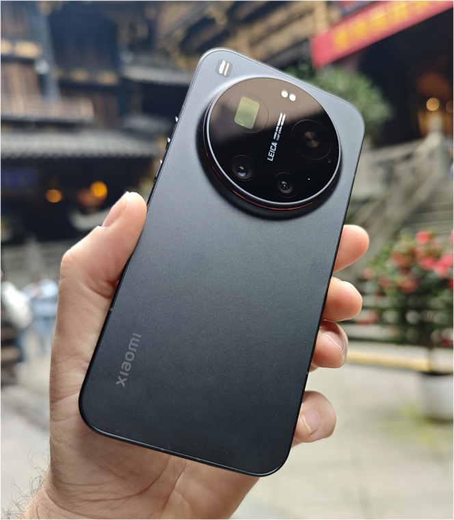 Un capteur photo qui reste imposant, même s’il a été affiné par Xiaomi par rapport au modèle Ultra précédent