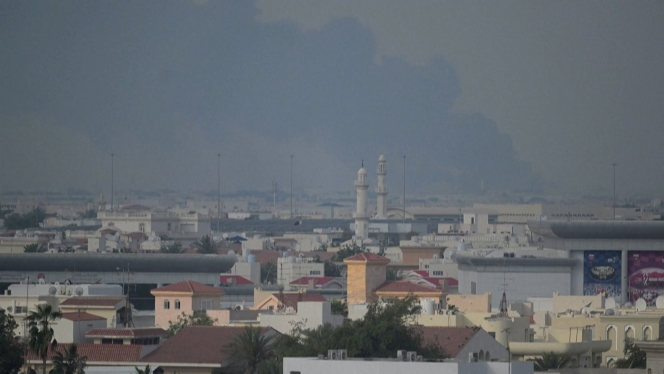 Un épais nuage de fumée noire au-dessus de Doha après des explosions.