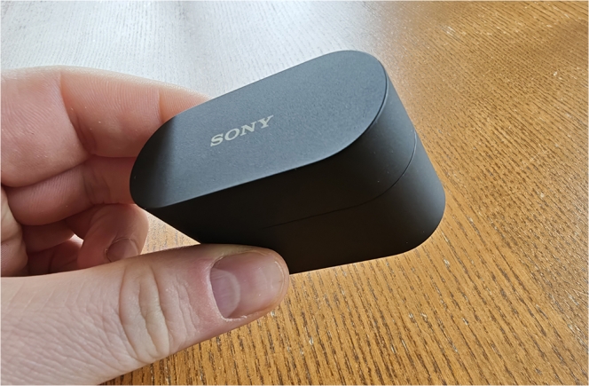 Un boîtier pas très confortable s’il faut le glisser dans la poche d’un pantalon